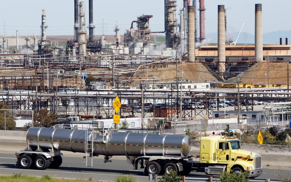 Camión en refinería